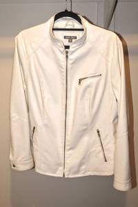 lot 3376 image: Womens White Fashion Leather Jacket Roz & Ali 2X