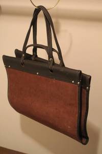 lot 3386 image: Vintage Premium Leather Log Holder Carrier