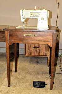 lot 3259 image: Vintage Antique Singer Sewing Machine Table, 21 x 31 x 18 Great Condition