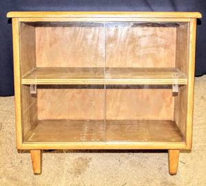 lot 3263 image: Vintage Mid-Century Modern Sideboard Cabinet Side Table Console with Glass Doors 26 x 15 x 23