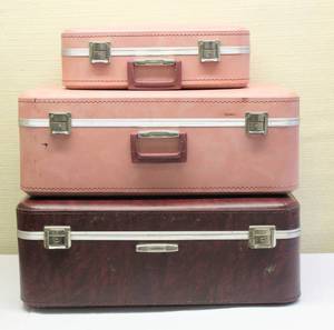 lot 3266 image: (3) Pieces of Vintage Luggage - Pink and Cranberry Colored