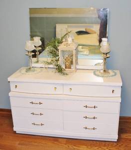 lot 3009 image: Mid-Century Modern Bassett Furniture Dresser with Mirror, 8 Drawers, one drawer pull missing in pictures FOUND and included, White
