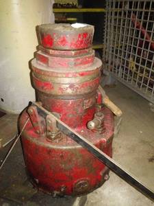 lot 10015 image: 100 Ton Hydraulic Jack