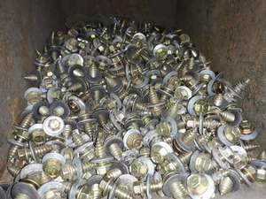 lot 10098 image: Metal Bin of Short Wood Screws