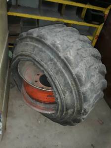 lot 10033 image: Tractor Tire and Wheel