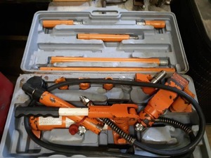 lot 10044 image: Central Hydraulics 4 Ton Portable Puller Kit