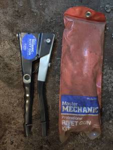 lot 6605 image: Master Mechanic Pro Rivet Gun Kit