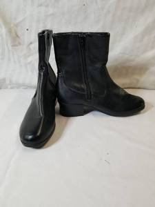 lot 9122 image: Croft& Barrow Black Leather Boots with Zipper Size 6 Medium