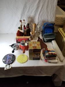 lot 9131 image: Lot of Kitchen Decor, Lunch Boxes, Fondue Set and More