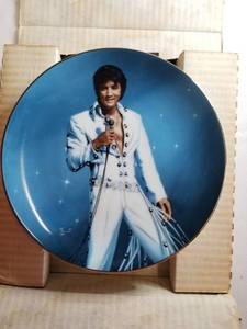 lot 9136 image: Plate Decor, King of Las Vegas
