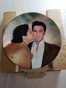 lot 9137 image: Plate Decor , Elvis And Gladys