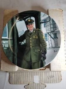 lot 9138 image: Plate Decor , Homecoming