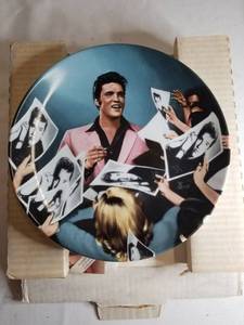 lot 9140 image: Plate Decor , Stage Door Autographs