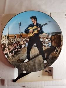 lot 9141 image: Plate Decor , Back In Tupelo 1965