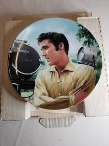 lot 9142 image: Plate Decor , Elvis In Hollywood