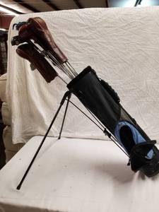 lot 9146 image: Blue Golf Bag with Clubs and Covers