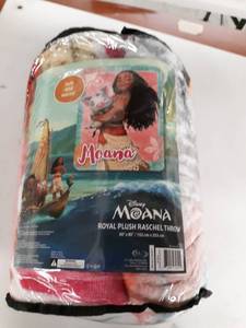 lot 34091 image: Disney Moana Raschel Blanket