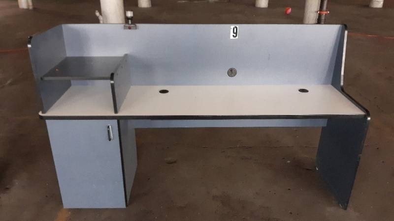 lot 7668 image: Training TableWorkstation wLight