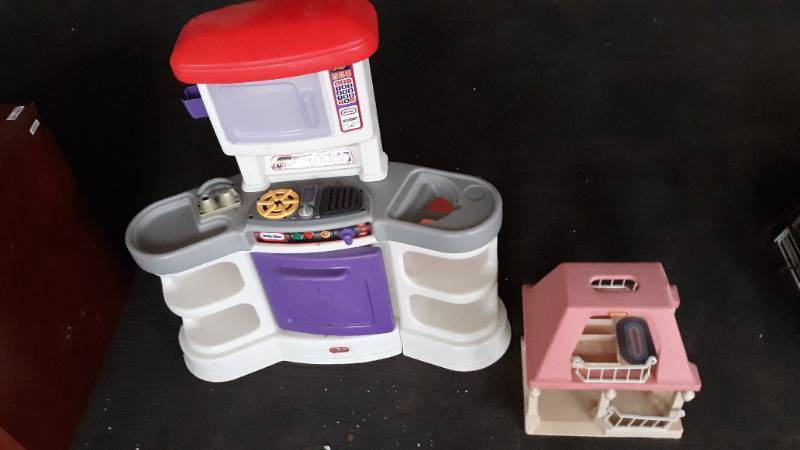 lot 7752 image: Childs Dollhouse  Play Kitchen