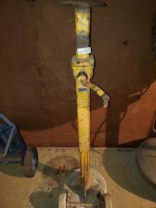lot 20346 image: Saginaw Hand Crank Lift