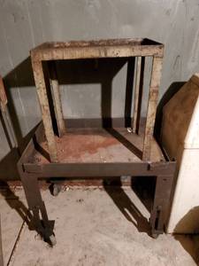 lot 20417 image: Metal Rolling Cart and Metal Table