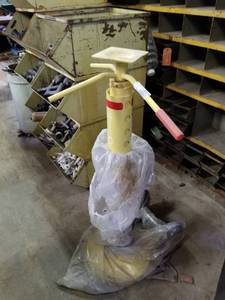 lot 2215 image: Trailer Stabilizing Jack Model 26W617