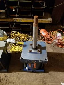 lot 2336 image: Aeroquip T-J Cylinder