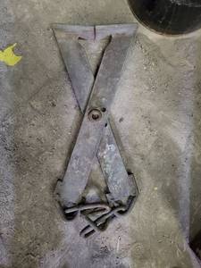 lot 2370 image: Industrial Log Tongs