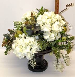 lot 3404 image: 17 Tall Floral Arrangement
