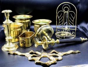 lot 3472 image: Beautiful Assorted Brass Decor Lot including Wall Sconce, Candle Stick Holders, Brass Pots and more