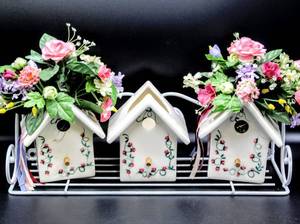 lot 3478 image: 15 White Wire Wall Rack and 3 Porcelain Birdhouses