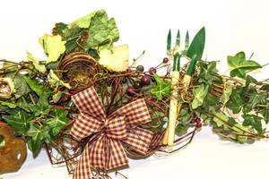 lot 3660 image: 41 Country Garden Swag