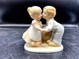 lot 3634 image: 5 Circle Of Friends by Masterpiece Figurines  -The First Kiss, I Believe, Taste and See, The Perfect Gift, Thou Hast Turned