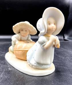 lot 3636 image: (4) Circle Of Friends by Masterpiece Figurines  -Thanksgiving Is Coming, Harvest Time, Pumpkin Time, Fall Is In The Air