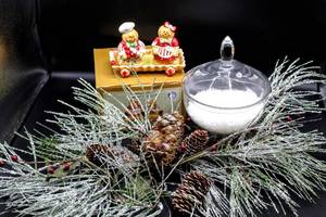 lot 3745 image: Christmas Decor Lot