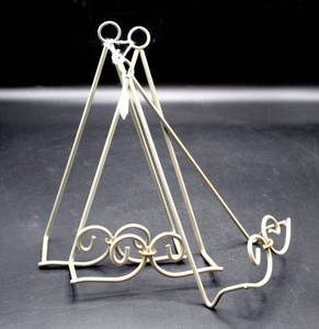 lot 3813 image: Wall Hanging Plate or Frame Racks