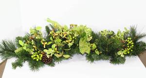 lot 3721 image: 34 Pine with Berries and Pine Cones Swag