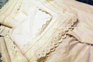 lot 3853 image: Ivory Cotton Lace Ruffle Full Size Bed-skirt with 2 Matching Pillow Shams