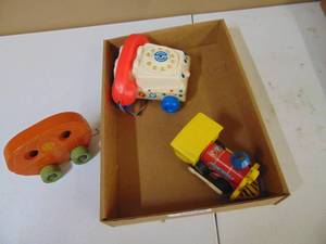 lot 2386 image: 3 Toys ( 2 Fischer-Price)