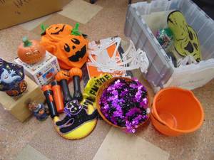 lot 2404 image: Halloween Dcor