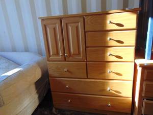 lot 2440 image: Dresser - Oak - Missing 1 screw in Hinge