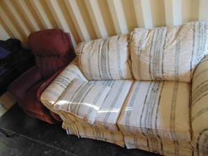 lot 2446 image: Love Seat and matching Sofa
