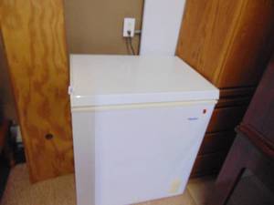 lot 2457 image: Small Chest Freezer - Good Working Condition