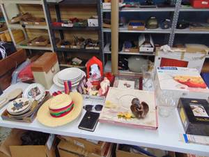 lot 2469 image: Contents of Tabletop