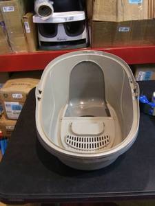 lot 5506 image: AmazonBasics Hooded Cat Litter Box, Standard