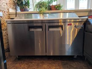 lot 471 image: Avantco Refrigerated Prep Table 178APT60HC