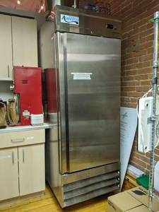 lot 484 image: Avantco Refrigerator 178SS1RHC