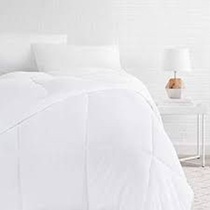 lot 36848 image: AmazonBasics White Comforter