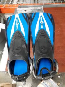 lot 30251 image: Aqua Lung Diving Fins
