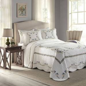 lot 35870 image: Modern Heirloom Heather Bedspread Queen